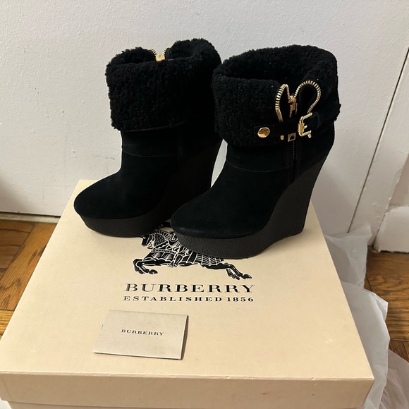 Burberry Brit Suede Shearling 130 Ankle Wedge Booties  35 EU / 5 US NIB - Picture 2 of 11
